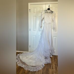 Vintage Alicia USA Made White Lace Long-Sleeve Wedding with Train Sz 4